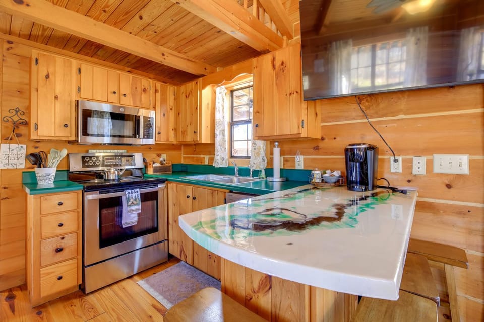 Steps to Virginia Creeper Trail: Creekside Retreat House in Damascus