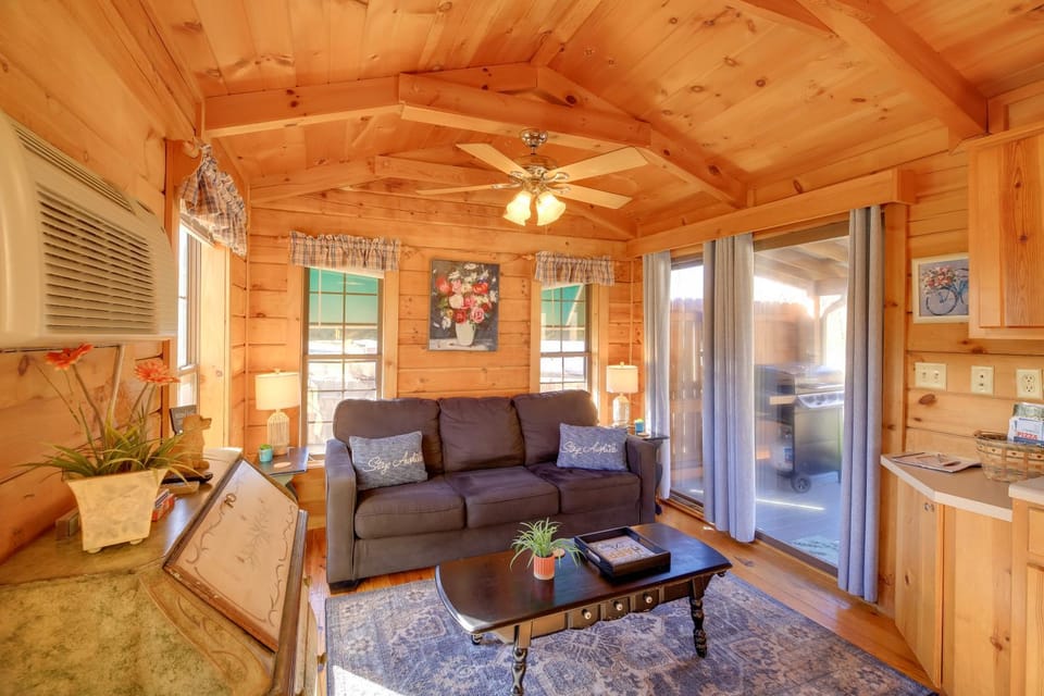 Pet-Friendly Damascus Cabin w/ Deck & Mtn Views! Cabin in Damascus