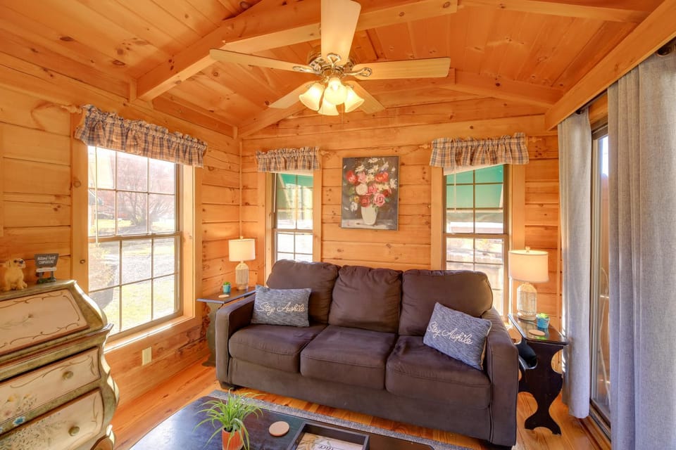 Pet-Friendly Damascus Cabin w/ Deck & Mtn Views! Cabin in Damascus