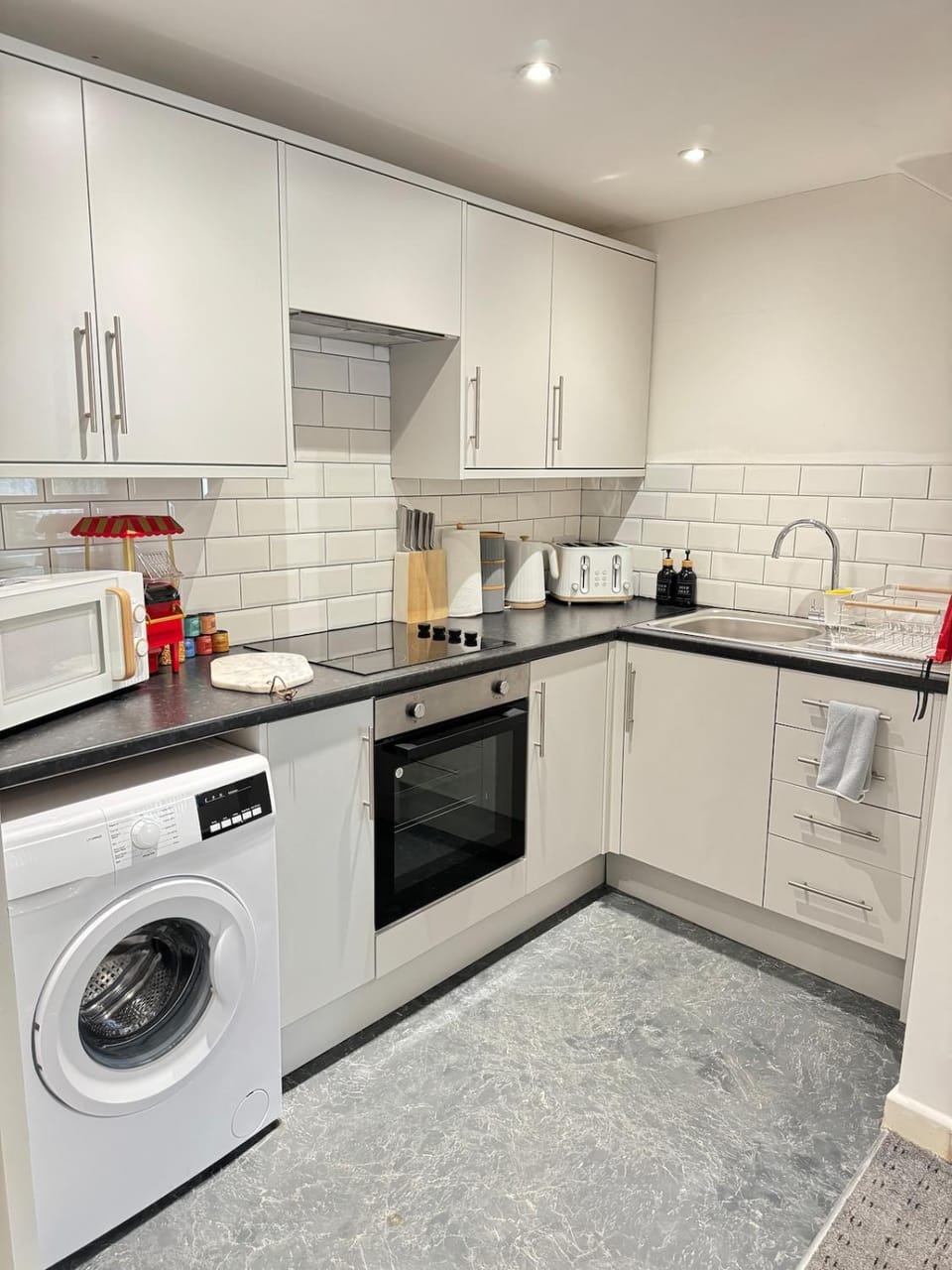 Coffee/tea facilities, Kitchen or kitchenette, oven, stove, toaster, washing machine