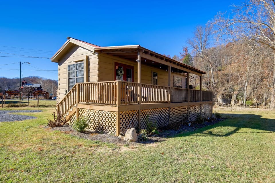 Hike the AT! Creekside Cabin in Trail Town USA Cabin in Damascus