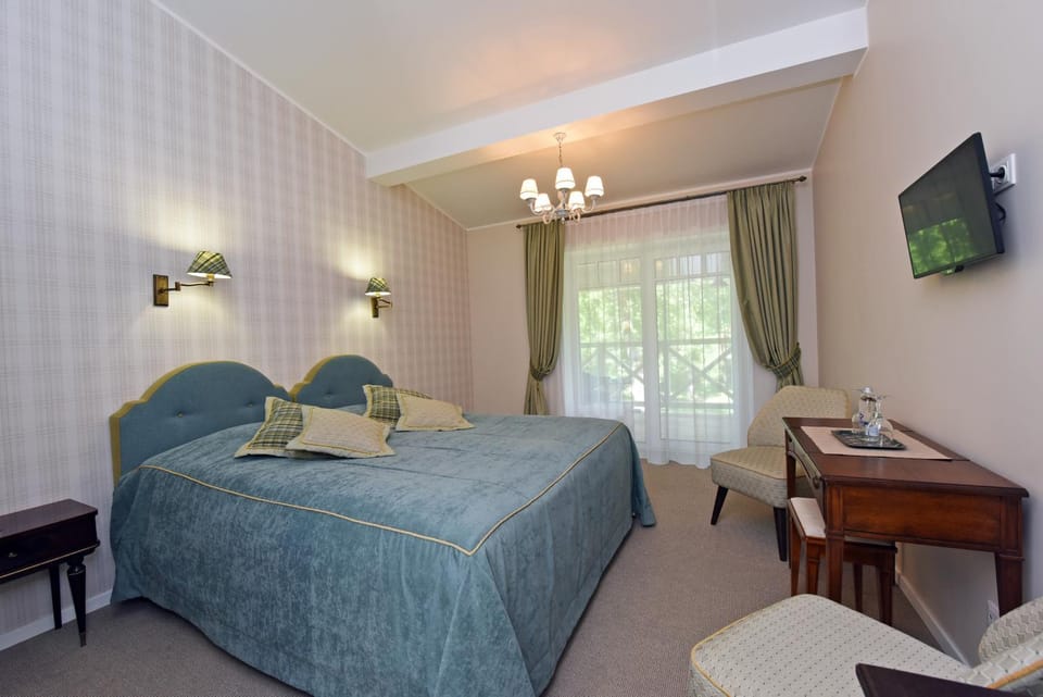 Bed, Photo of the whole room, Bedroom, Landmark view