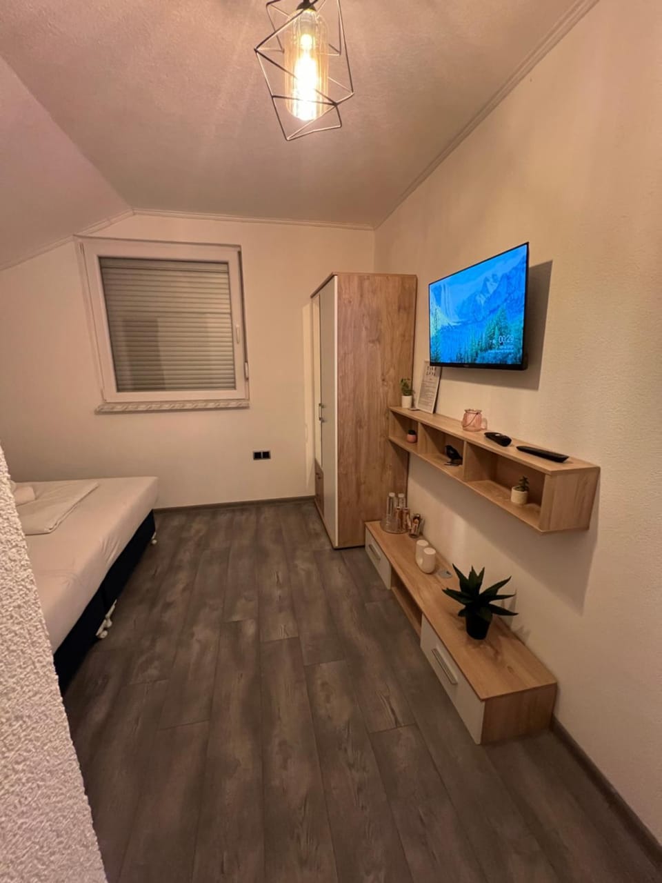 Bed, TV and multimedia, Bedroom