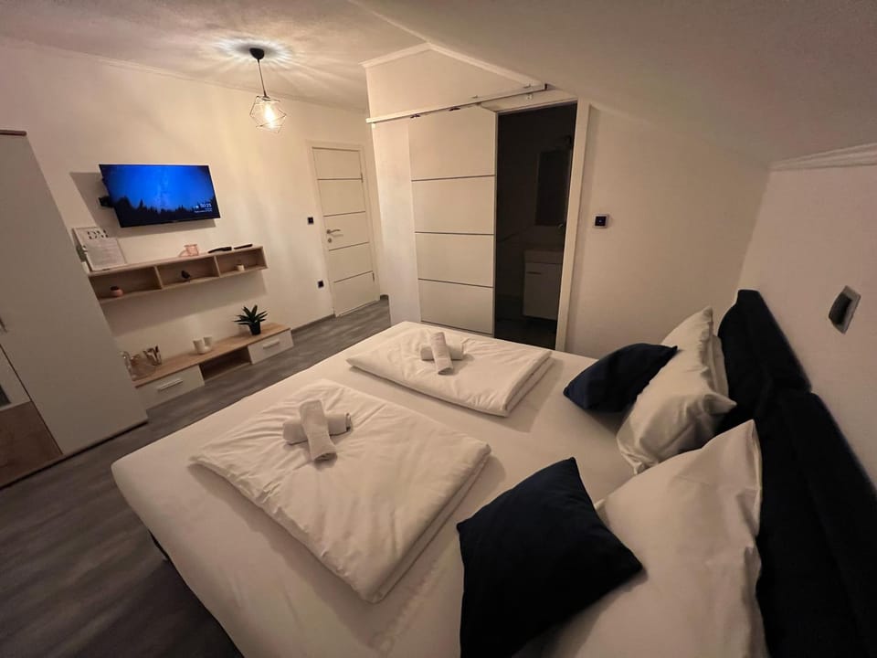Bed, TV and multimedia, Bedroom, wardrobe