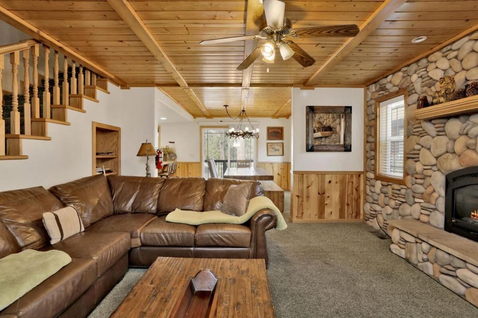 Brownie Resort Your Walk-to-Summit Getaway Family's Snowboarders Skiers House in Big Bear