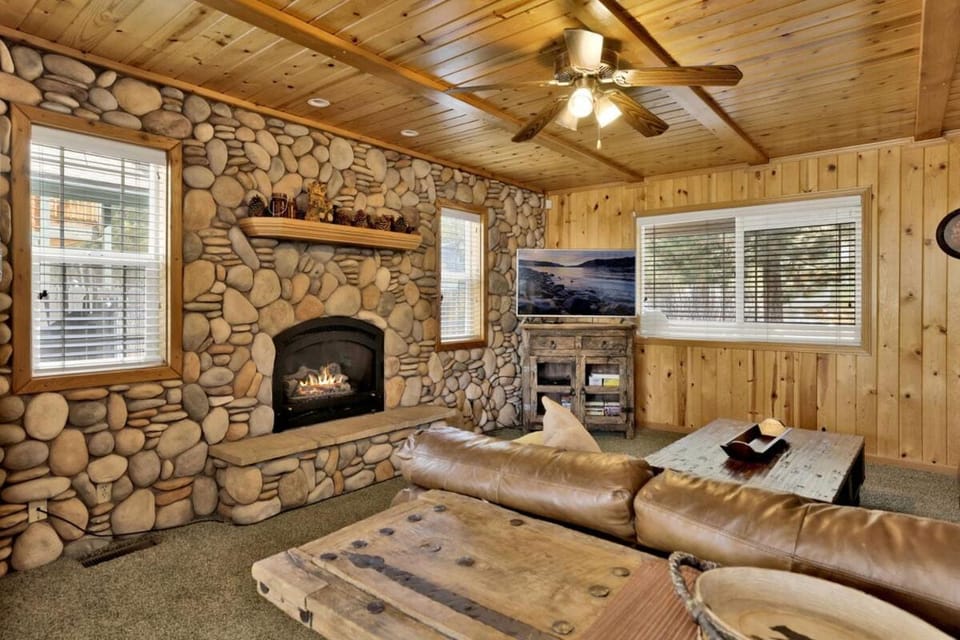 Brownie Resort Your Walk-to-Summit Getaway Family's Snowboarders Skiers House in Big Bear
