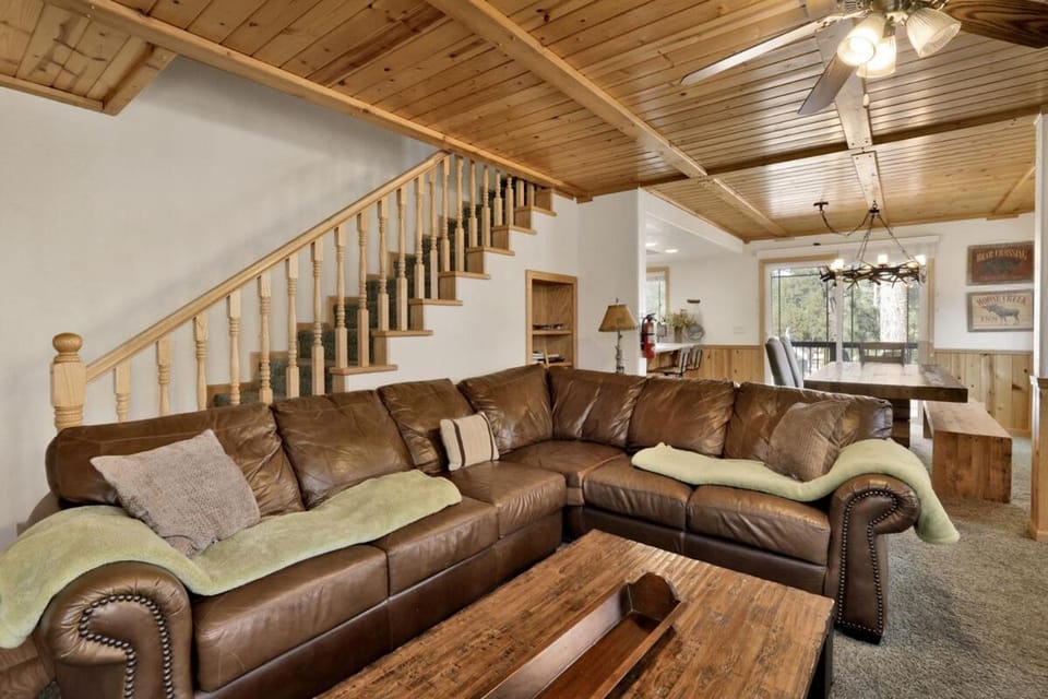 Brownie Resort Your Walk-to-Summit Getaway Family's Snowboarders Skiers House in Big Bear