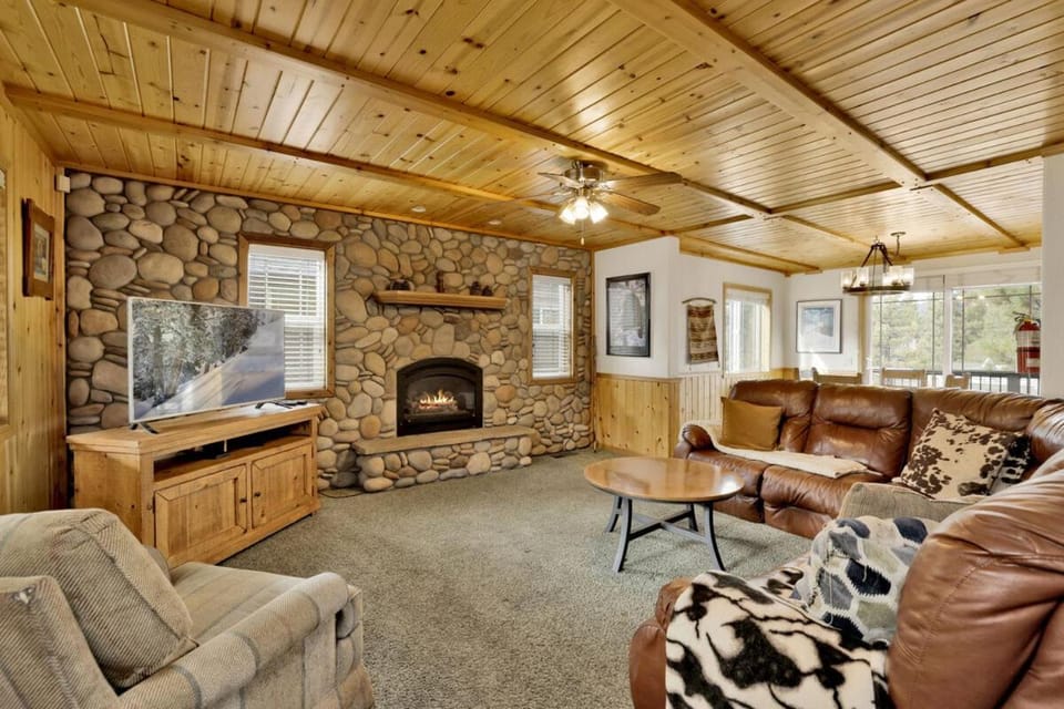Brownie Retreat Walk-to-Summit Mountain Getaway for Snowboarders & Skiers House in Big Bear