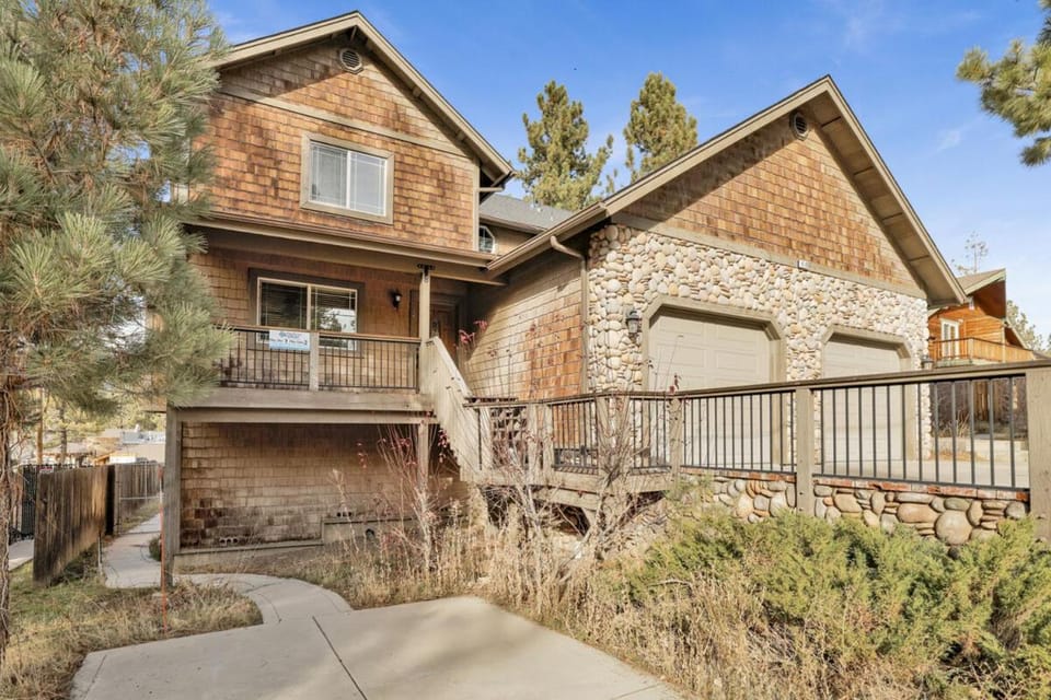 Brownie Retreat Walk-to-Summit Mountain Getaway for Snowboarders & Skiers House in Big Bear