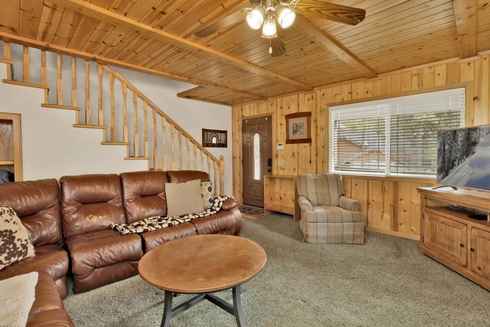 Brownie Resort Retreat Walk-to-Ski Snow Summit Duplex Getaway House in Big Bear
