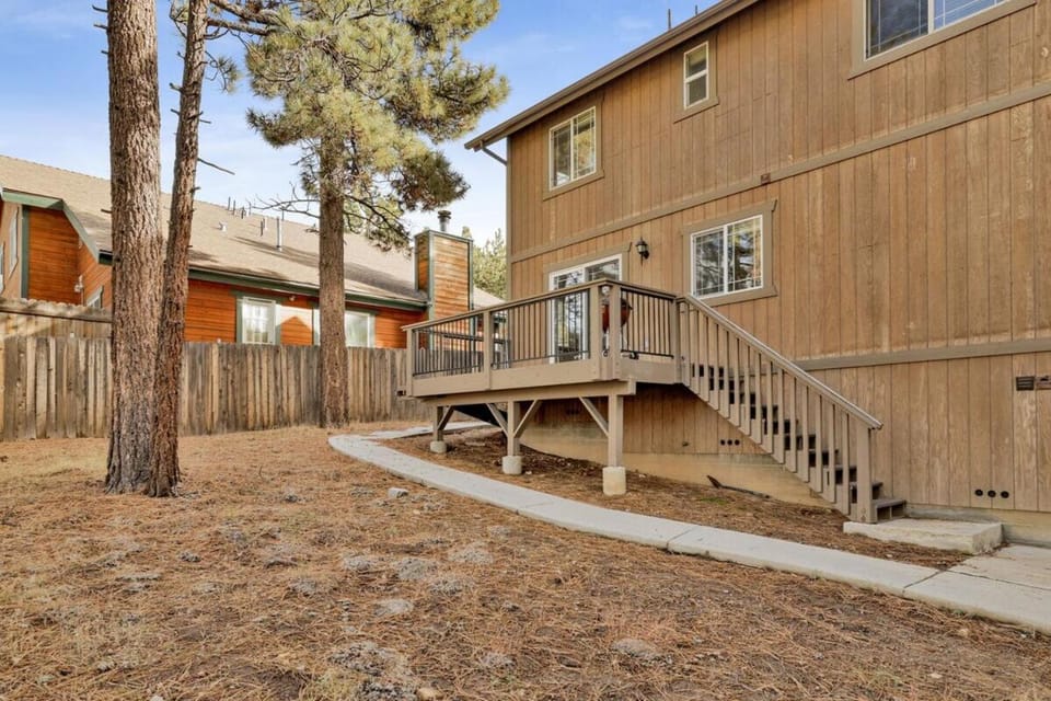 Brownie Resort Retreat Walk-to-Ski Snow Summit Duplex Getaway House in Big Bear
