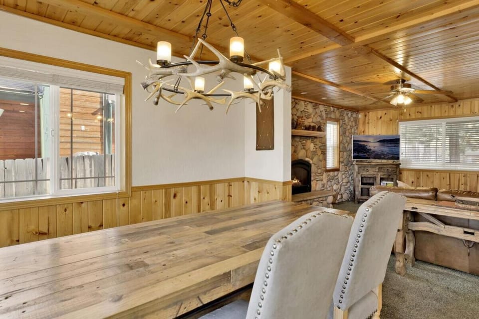 Brownie Resort Retreat Walk-to-Ski Snow Summit Duplex Getaway House in Big Bear