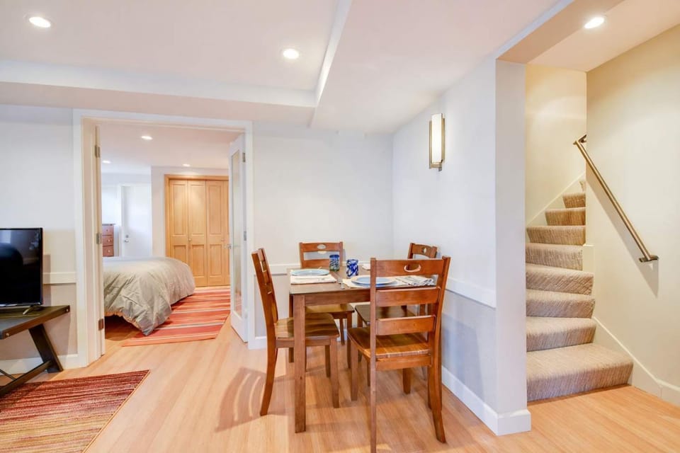 Aesthetically Elegant Downstairs Unit in Oakland House in Oakland
