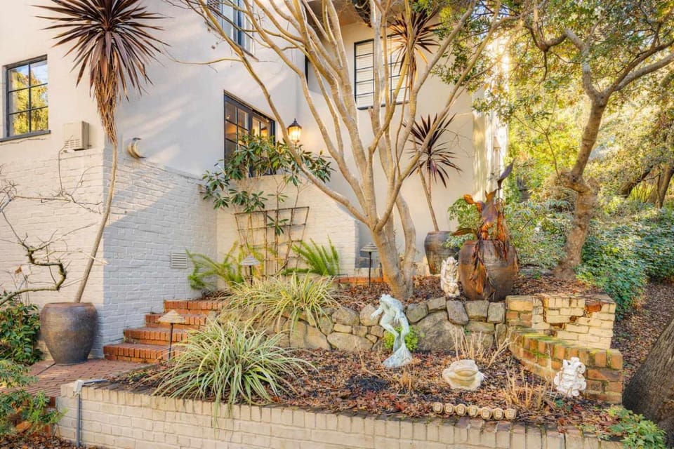 Aesthetically Elegant Downstairs Unit in Oakland House in Oakland