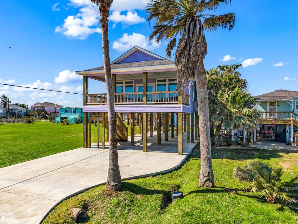 Property building, Day, Neighbourhood, Natural landscape, Summer, Garden, Parking
