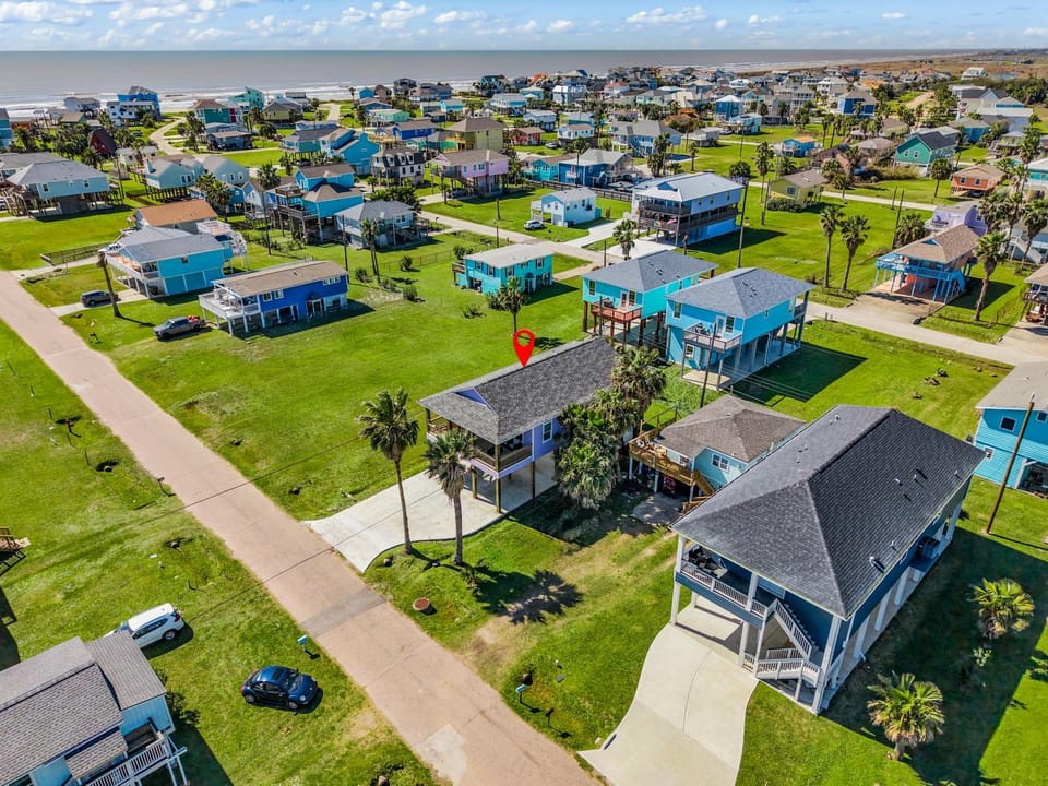 Property building, Facade/entrance, Day, Neighbourhood, Bird's eye view, Beach, Sea view, Parking