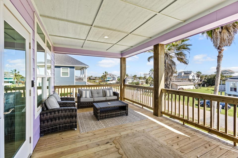 Patio, Day, Neighbourhood, Natural landscape, Summer, Balcony/Terrace, Seating area, furniture