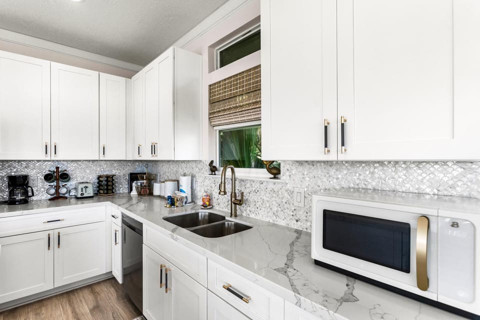 Kitchen or kitchenette, microwave, stove