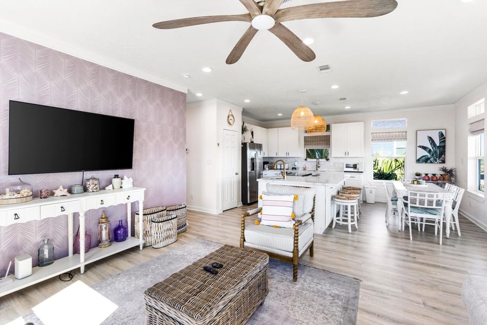 Day, TV and multimedia, Kitchen or kitchenette, Living room, Seating area, Dining area, furniture