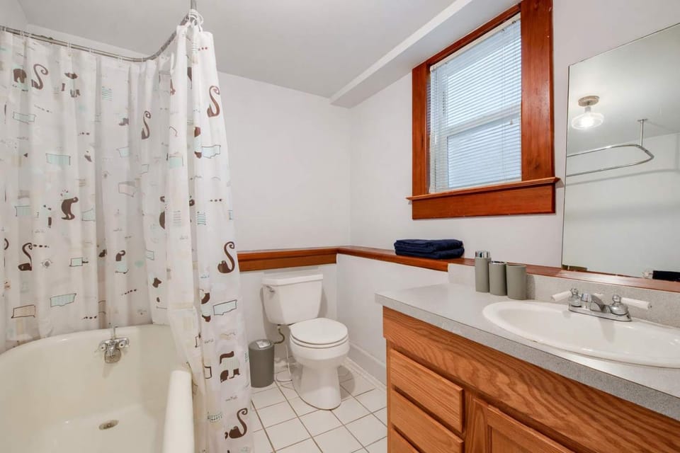 Quaint and Charming 2BR APT in Central Oakland Apartment in Emeryville
