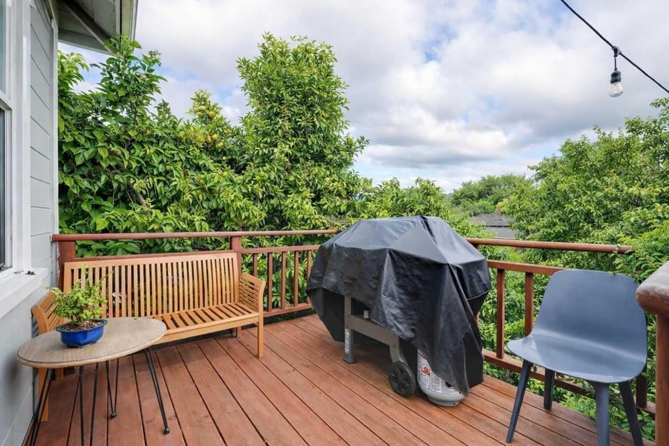 Charming Vintage 2BR Apartment in Oakland Apartment in Emeryville