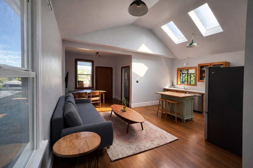 Charming Vintage 2BR Apartment in Oakland Apartment in Emeryville