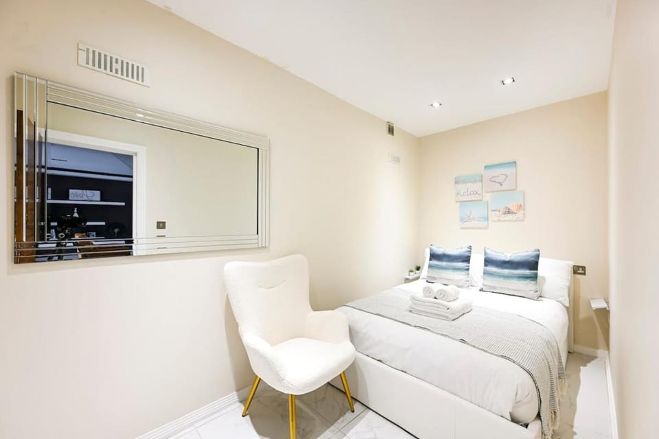 4-Bed House Sleeps 12 Games Room and Garden House in Wembley