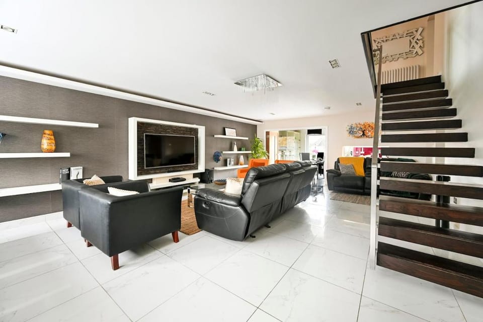 4-Bed House Sleeps 12 Games Room and Garden House in Wembley