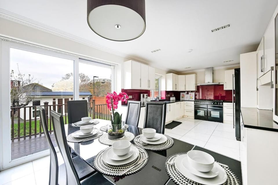 4-Bed House Sleeps 12 Games Room and Garden House in Wembley