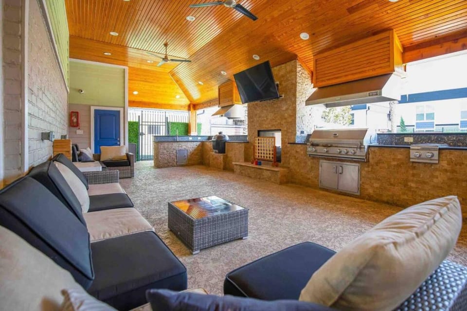 King bed pool gym BBQ theHeights LongStayDiscount Apartment in Houston