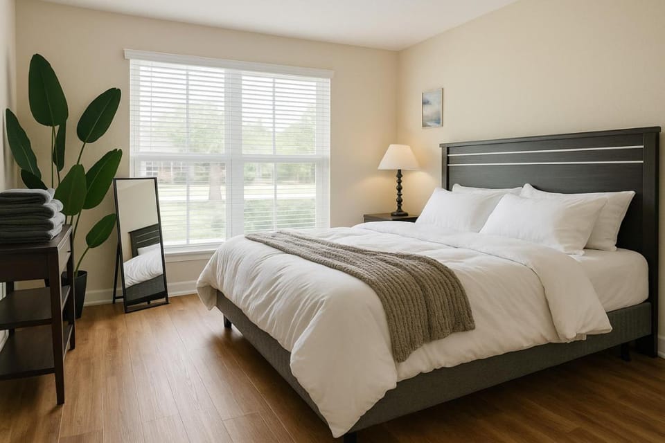 King bed pool gym BBQ theHeights LongStayDiscount Apartment in Houston