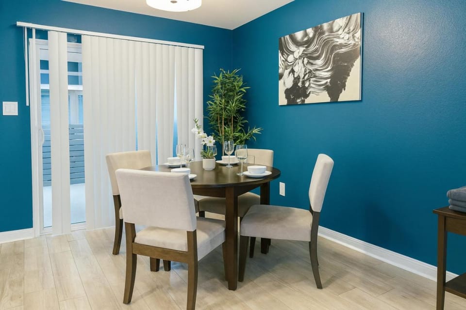 King bed pool gym BBQ theHeights LongStayDiscount Apartment in Houston