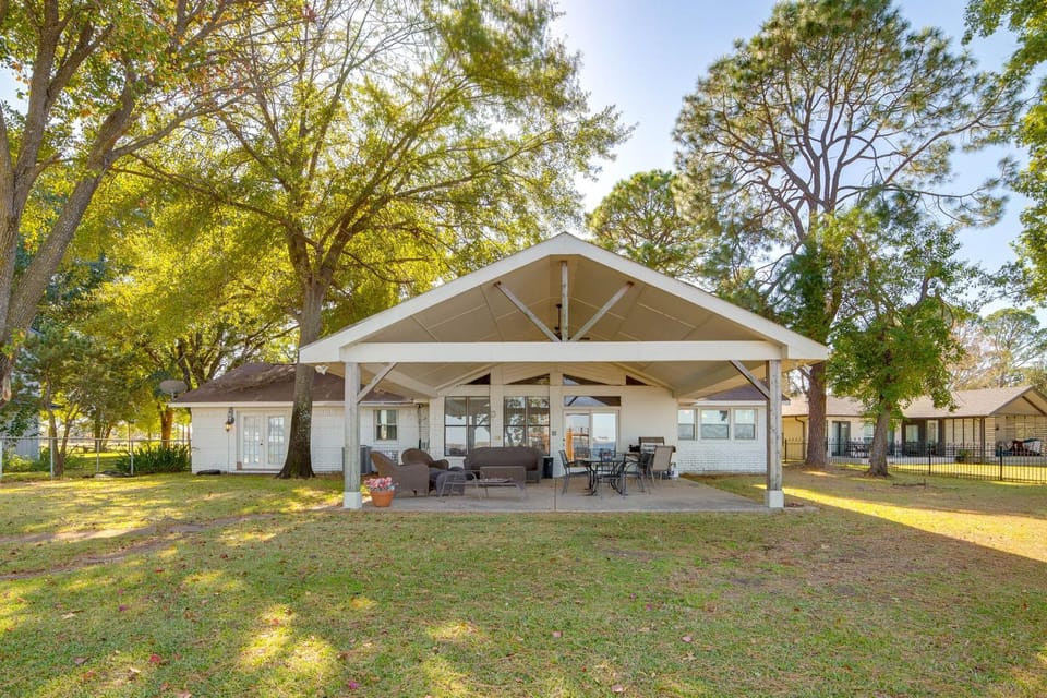 Family Retreat on Cedar Creek Lake! Dock & Views House in Cedar Creek Reservoir