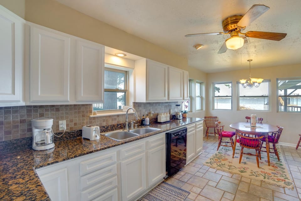 Family Retreat on Cedar Creek Lake! Dock & Views House in Cedar Creek Reservoir
