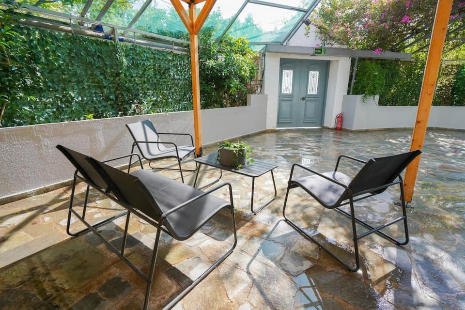 Moschato modern cozy apartment with private yard Apartment in Kallithea