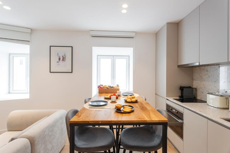 Coffee/tea facilities, Kitchen or kitchenette, Living room, Food and drinks, Dining area, stove, toaster