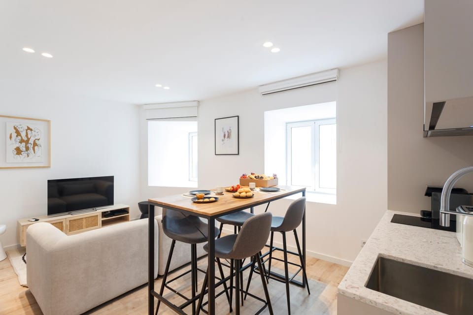 Communal lounge/ TV room, TV and multimedia, Kitchen or kitchenette, Living room, Seating area, Dining area, Food