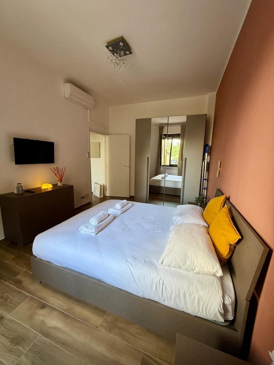 Bed, TV and multimedia, Photo of the whole room, Bedroom