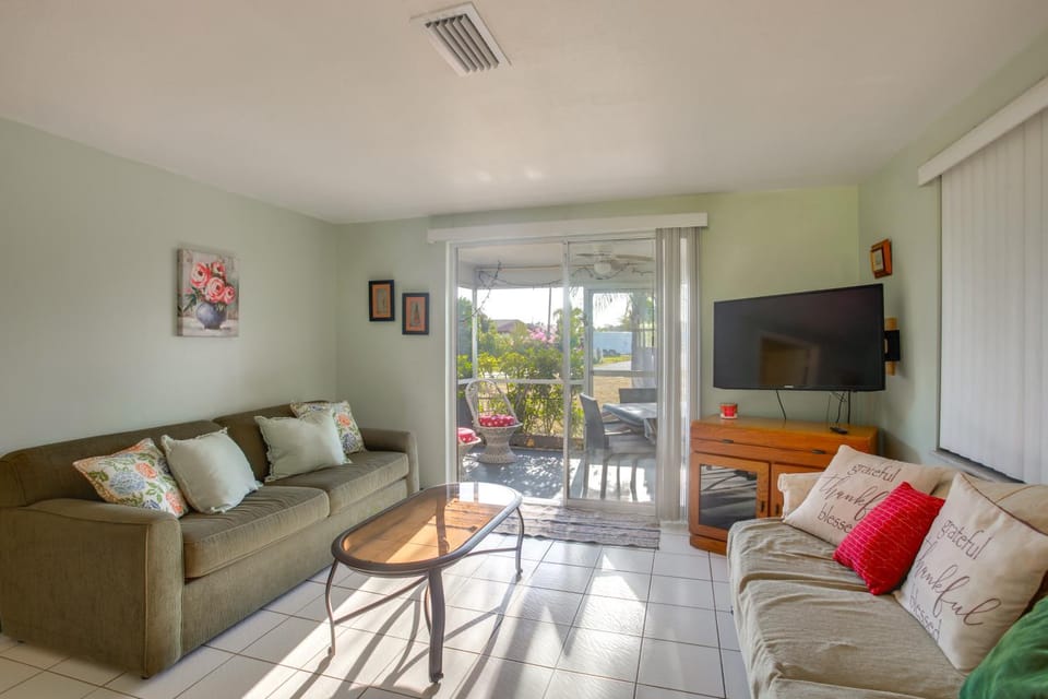 Golf, Shop & Relax: Englewood Retreat w/ Lanai! House in Englewood
