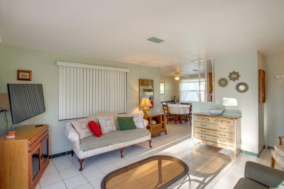 Golf, Shop & Relax: Englewood Retreat w/ Lanai! House in Englewood