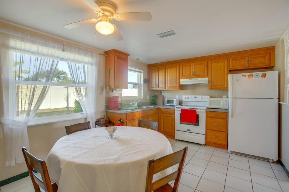 Golf, Shop & Relax: Englewood Retreat w/ Lanai! House in Englewood