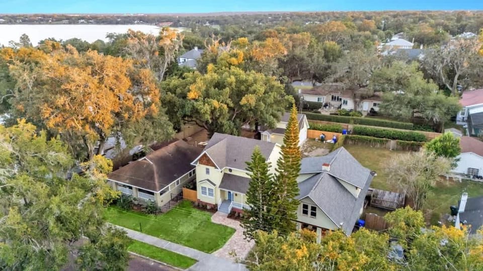 6 Bedroom with Guest House Walk to Lake & Shops House in Lakeland