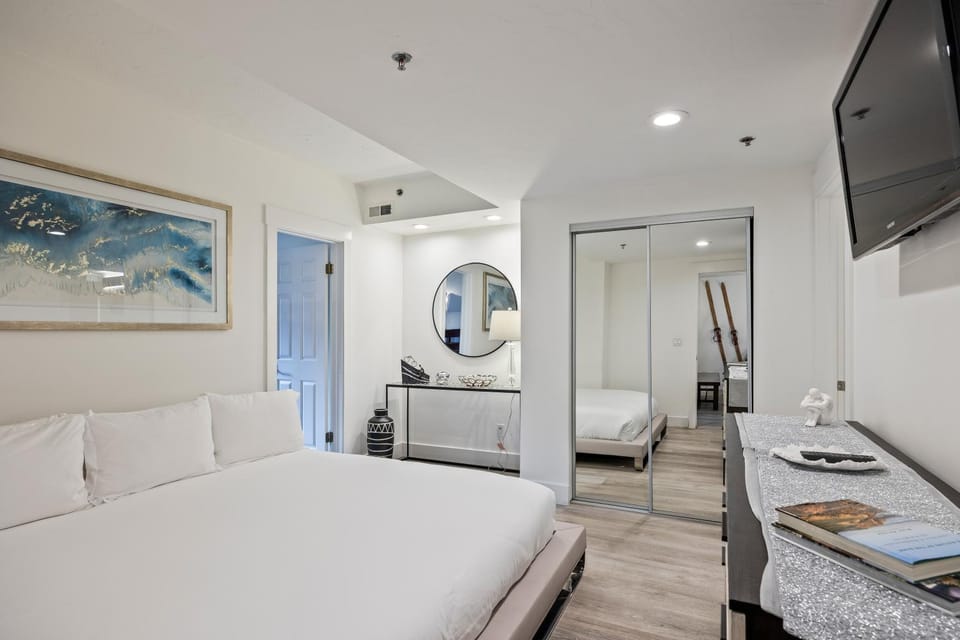 Unbeatable Location, Sleeps 6, 1 min walk to Ski & Bike Access, Shared Hot Tub, Walk to Main Street House in Park City