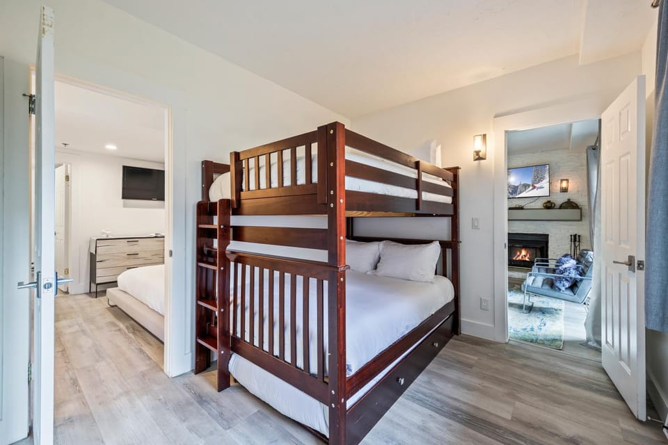 Unbeatable Location, Sleeps 6, 1 min walk to Ski & Bike Access, Shared Hot Tub, Walk to Main Street House in Park City