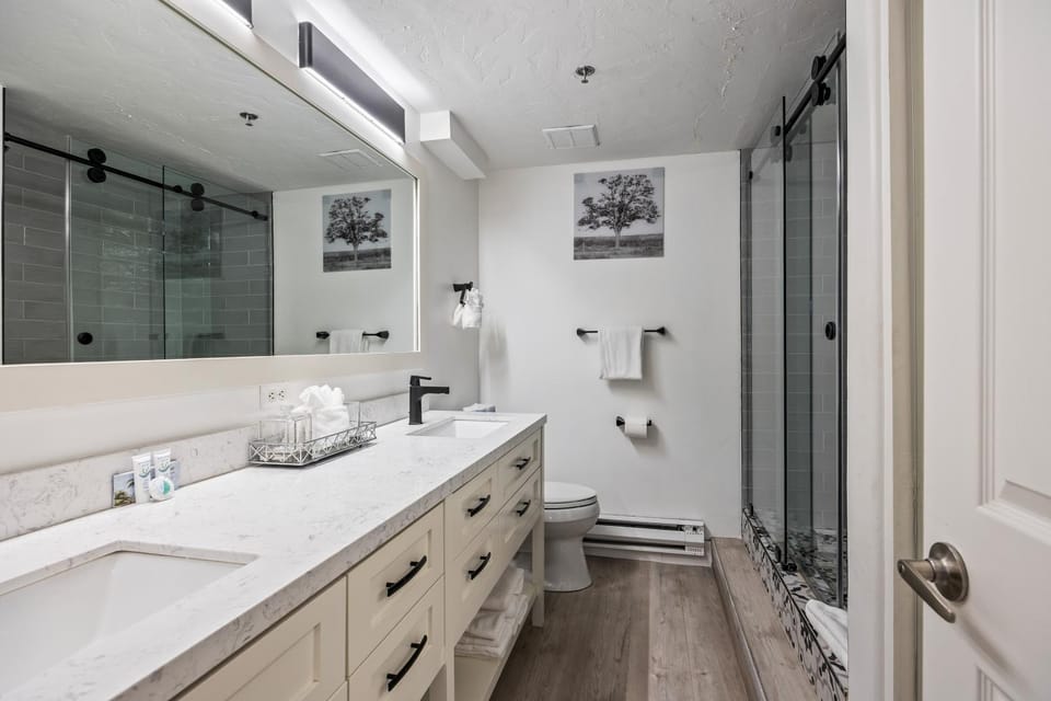 Unbeatable Location, Sleeps 6, 1 min walk to Ski & Bike Access, Shared Hot Tub, Walk to Main Street House in Park City