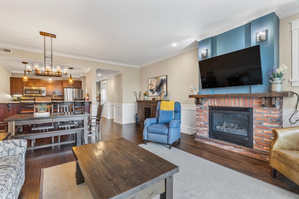 The Sweet Spot - Walk to Village & Hot Tub House in Grey Highlands