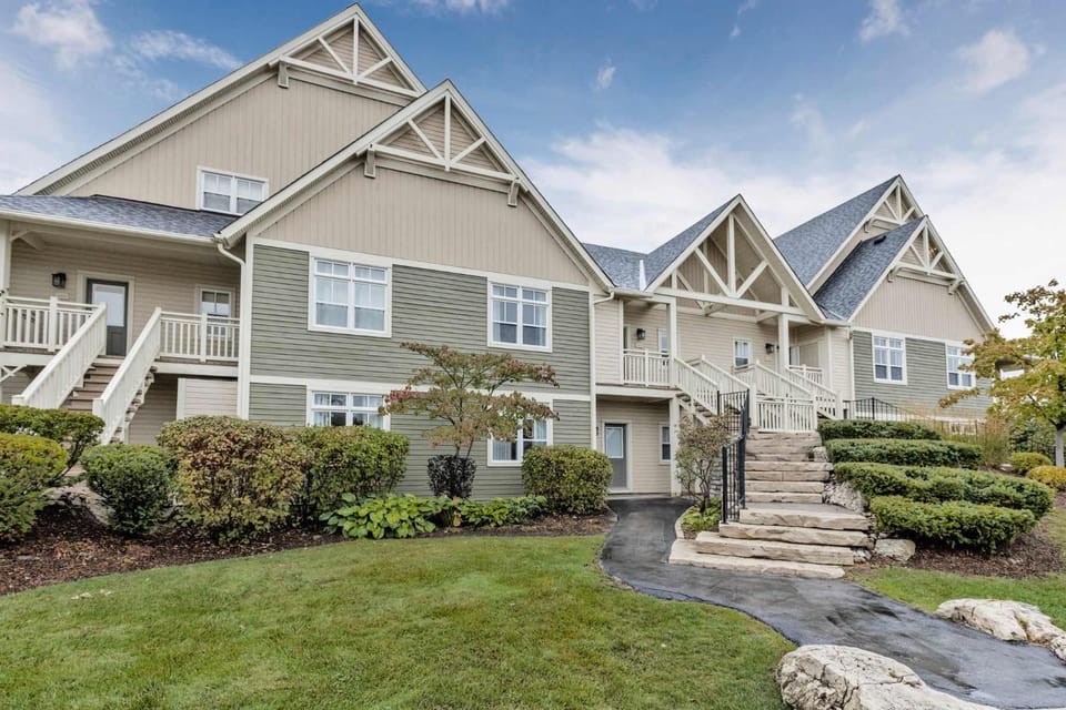 The Sweet Spot - Walk to Village & Hot Tub House in Grey Highlands