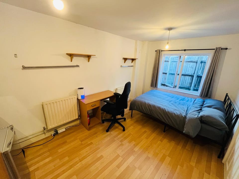Bed, Photo of the whole room, Bedroom, internet