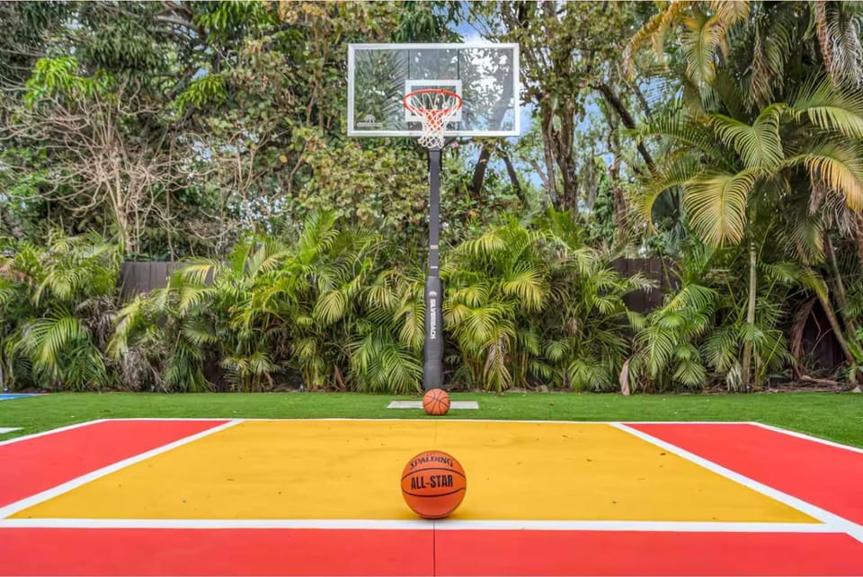 Family Resort with Heated Pool, Hot Tub, Grill and Basketball Villa in Golden Glades