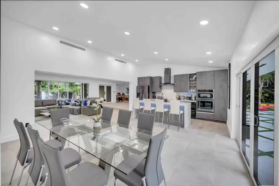 Family Resort with Heated Pool, Hot Tub, Grill and Basketball Villa in Golden Glades